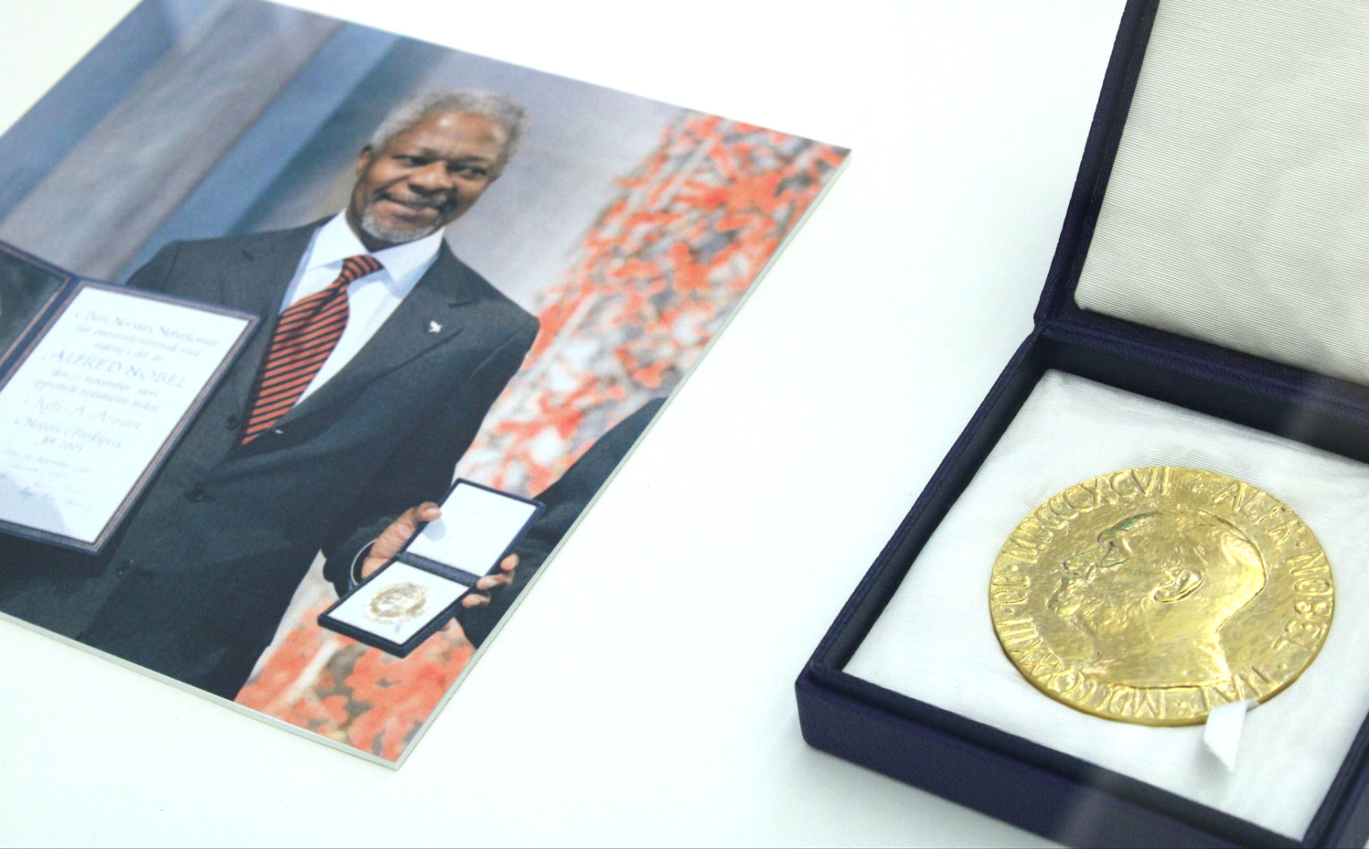 A photo of Kofi Annan next to the Nobel Peace Price medal which he received in 2001in